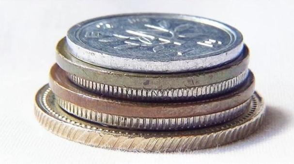 重なった各種硬貨・1 重なった各種硬貨・1の写真