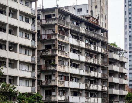 荒廃したマンション群 荒廃したマンション群の写真