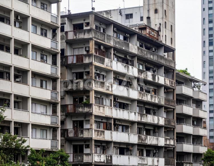 荒廃したマンション群 マンション,老朽化,災害の写真素材
