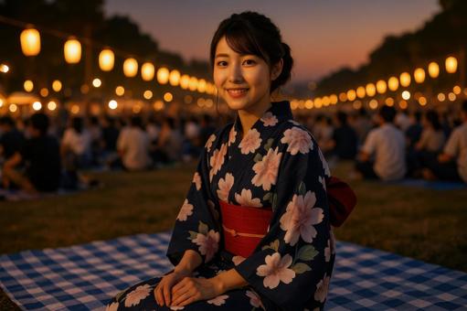 花火大会で浴衣姿の女性 花火大会で浴衣姿の女性の写真