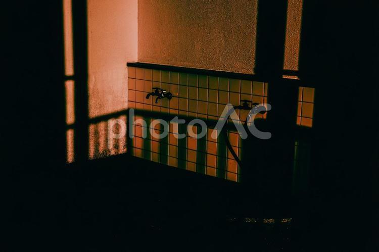 ＜素材＞夕暮れのキャンプ場の調理場の景色 風景,夜明け,夕方の写真素材