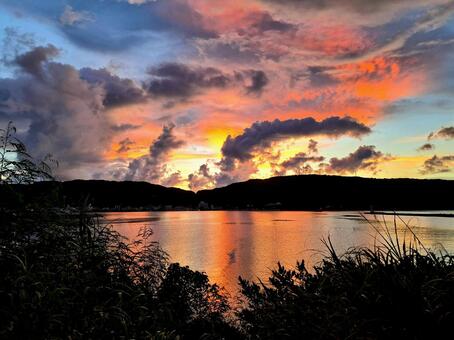 奄美　火事のような夕焼け　海 奄美,奄美大島,夕焼けの写真素材