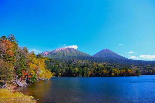 北海道 秋のオンネトー湖 北海道 秋のオンネトー湖 湖,オンネトー湖,湖畔の写真素材