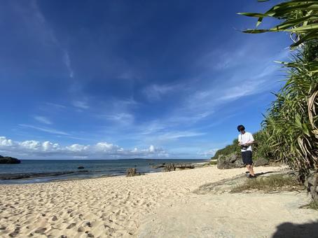 真夏のビーチと男性 西表島,ビーチ,男性の写真素材