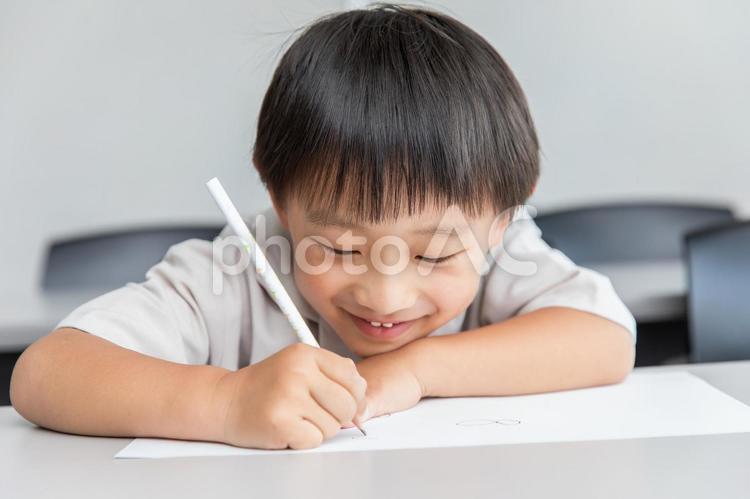 楽しそうに学習する男の子　Boy 塾,学習塾,習い事の写真素材