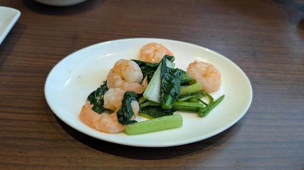 青菜とエビの炒め物ののったお皿 青菜とエビの炒め物ののったお皿 青菜,エビ,炒め物の写真素材