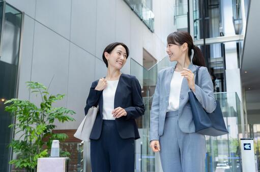 オフィスに通勤をするビジネスウーマン 通勤,ビジネスウーマン,女性の写真素材