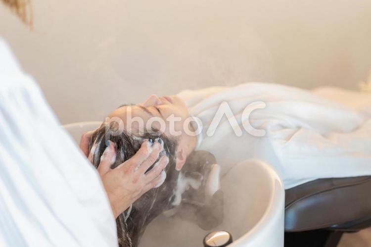 シャンプー台でシャンプーをする美容師 美しい,セラピスト,癒しの写真素材