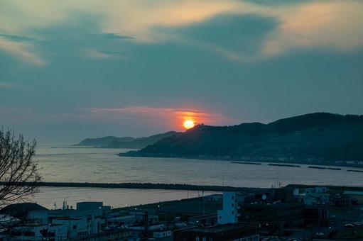 浦河の街と山に落ちる夕陽 浦河の街と山に落ちる夕陽の写真