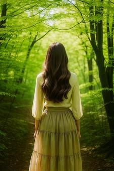 新緑の森に佇む女性 新緑の森に佇む女性の写真