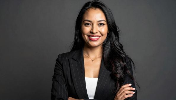 自信に満ちた笑顔のビジネウーマンの写真