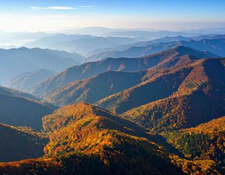 上空から見下ろす秋の山々 上空から見下ろす秋の山々の写真