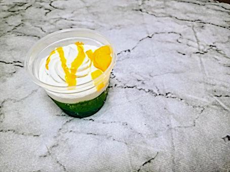 スイーツ 抹茶とマンゴーのデザート スイーツ 抹茶とマンゴーのデザートの写真