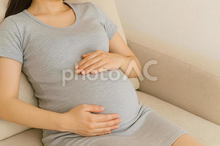 お腹を抱える妊婦さん・マタニティ・妊娠中 妊婦,マタニティ,妊娠中の写真素材