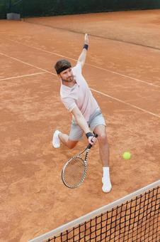 ボールを打ち返す男性 男性,外国人,テニスの写真素材