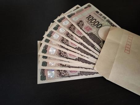 封筒に入ったお金を少し出して広げている 封筒に入ったお金を少し出して広げている お給料,封筒,お札の写真素材