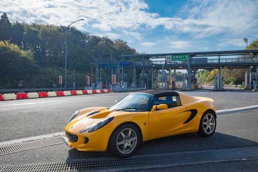 姉崎袖ケ浦IC出口に停めたスポーツカー スポーツカー,自動車,黄色いクルマの写真素材