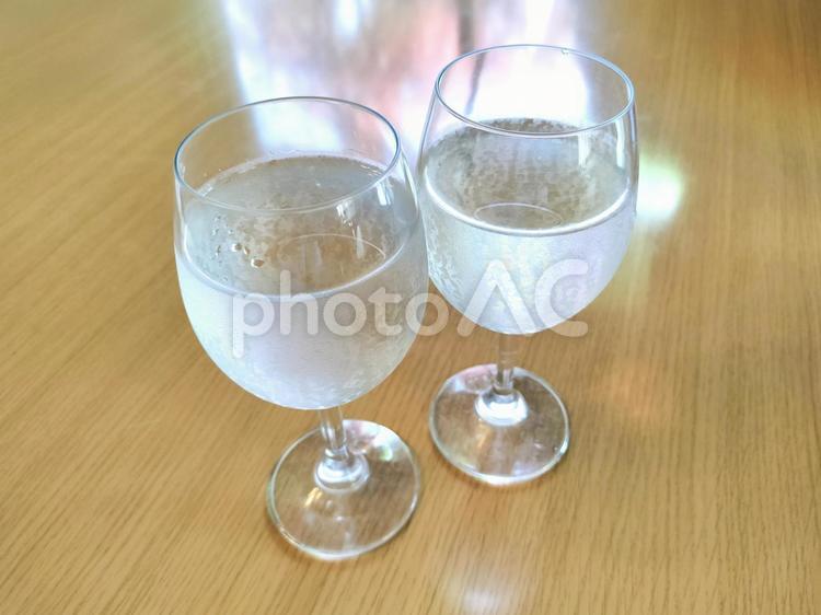 脚付きグラスで飲む二杯の飲料水 脚付きグラス,水,飲料水の写真素材