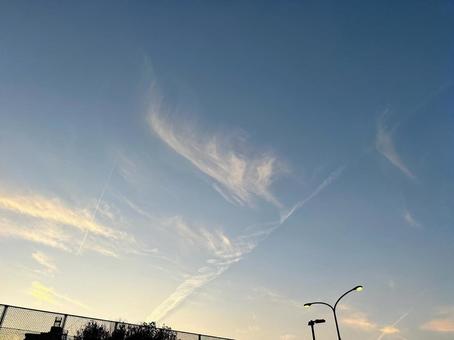 帰り道 空,帰り道,夕暮れの写真素材