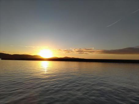 別府湾にのぼる朝日 朝日,日の出,別府湾の写真素材