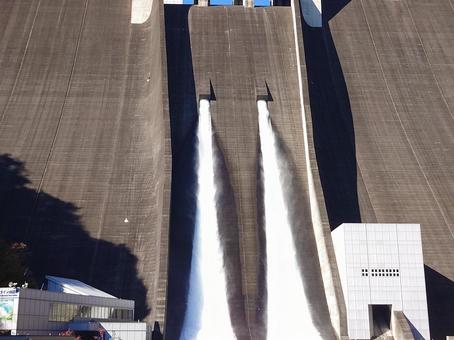 放流をしている宮ケ瀬ダム　神奈川県 ダム,宮ケ瀬ダム,宮ケ瀬湖の写真素材