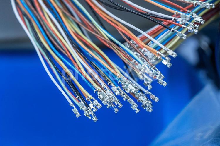 端子を圧着した電線 電線,電線加工,ケーブルハーネスの写真素材
