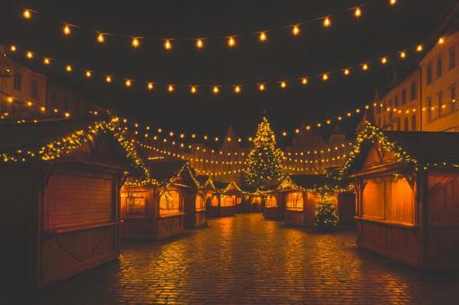 クリスマスマーケットの夜景 クリスマスマーケットの夜景の写真