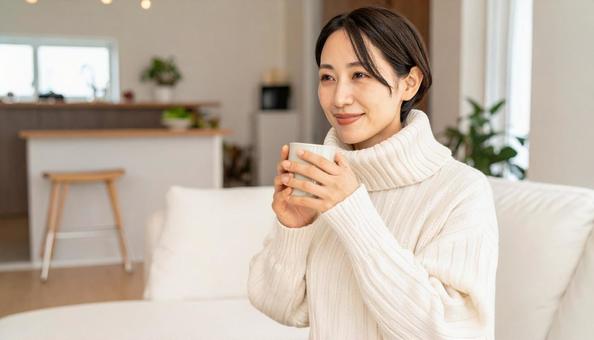 休日のニットのタートルネックを着た女性の写真