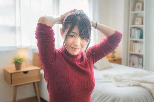 笑顔の女性りと自室 女性,私服,赤いニットの写真素材