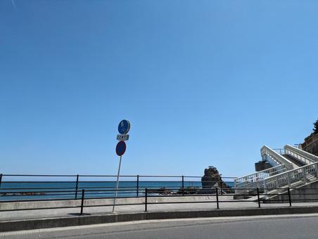 晴れた日の海と弁天島と歩道橋～道路標識～ 道路標識,海沿い,歩行者専用の写真素材