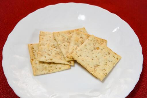 白いお皿に盛られた穀物クラッカー クラッカー,ビスケット,誰もいないの写真素材