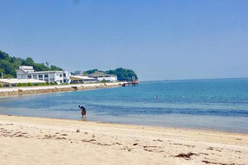 瀬戸内海の青い海と砂浜の写真