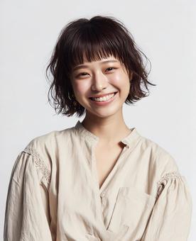 笑顔と洗練されたヘアスタイルの女性 笑顔と洗練されたヘアスタイルの女性の写真