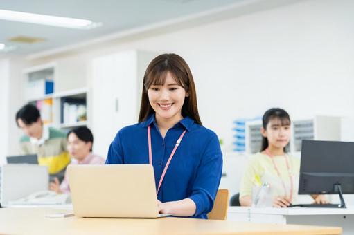 オフィスで働く若いビジネスウーマン ビジネスウーマン,オフィス,女性の写真素材