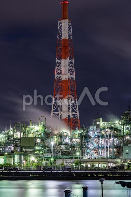 工場夜景と煙突のリフレクション 工場夜景,夜景,工場の写真素材