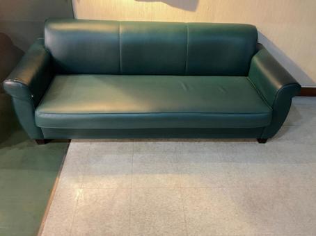 深緑色の革使用のおしゃれ３人掛けソファー ソファー,緑,革の写真素材