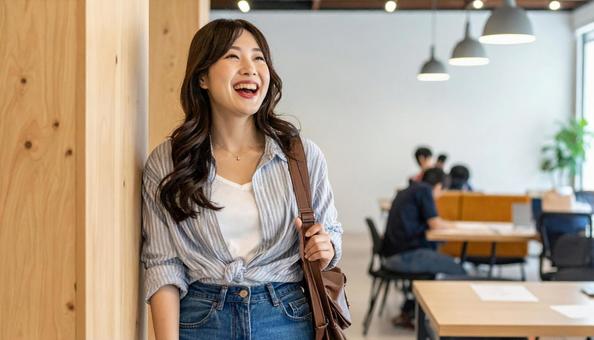 楽し気に働くビジネスウーマンの写真