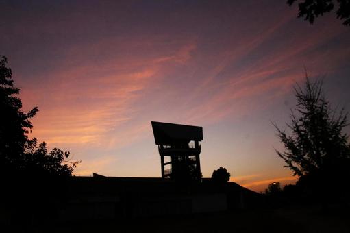 夕焼けの空に立つ考古博物館の展望台 夕焼け,夕暮れ,屋外の写真素材