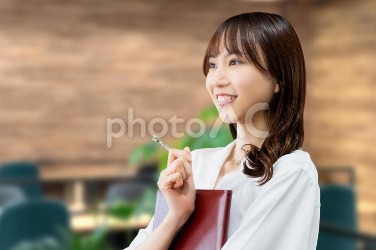 バインダーを持つ笑顔のビジネスウーマン ビジネス,女性,ビジネスウーマンの写真素材