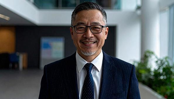 笑顔の日本人サラリーマンの写真