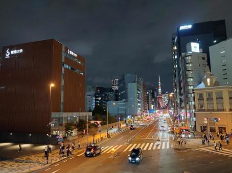 歩道橋の上から見た東京タワー 歩道橋の上から見た東京タワー 東京タワー,夜景,車の写真素材