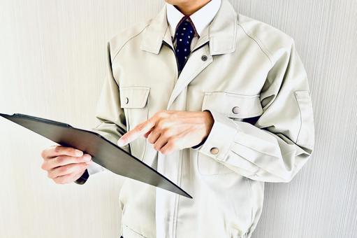 作業現場の指示を確認する作業員 作業員,現場,指示の写真素材