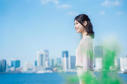 外を歩くビジネスウーマン 外を歩くビジネスウーマン フィナンシャルプランナー,爽やか,正社員の写真素材