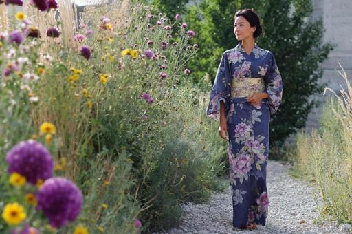 花を眺める浴衣美女 花を眺める浴衣美女の写真