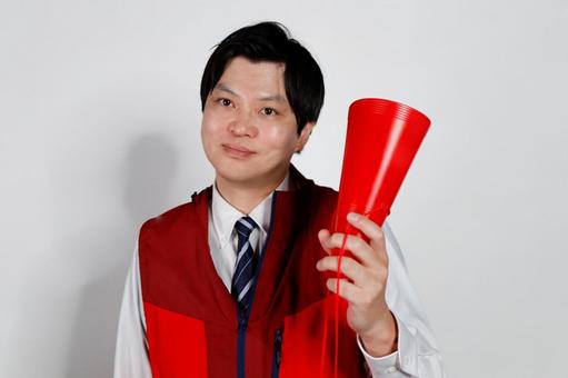 赤いメガホンを持つ男性 赤いメガホンを持つ男性 男性,赤い,メガホンの写真素材