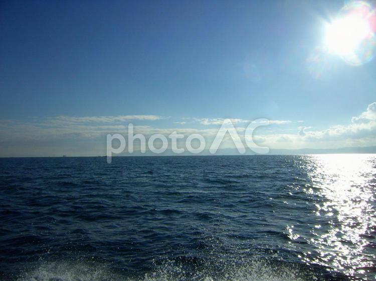 遠景の明石海峡大橋、淡路島、そしてまぶしい朝日 海,釣り,明石海峡の写真素材