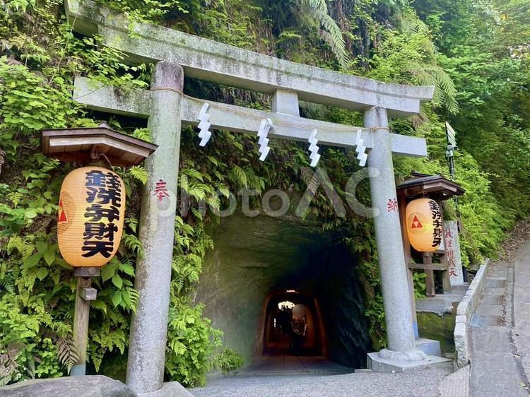 銭洗弁財天宇賀福神社の洞窟入口 銭洗弁財天宇賀福神社,銭洗弁財天,鎌倉の写真素材