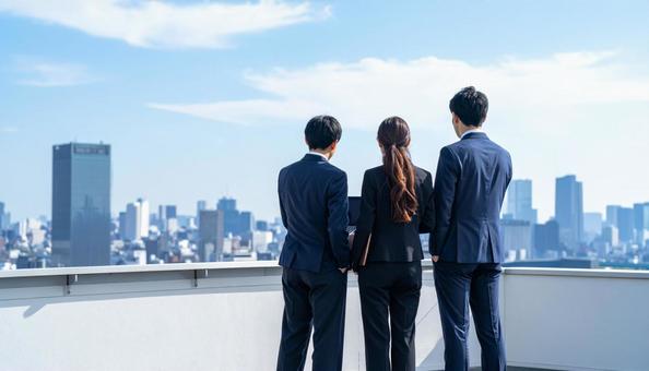 就職・転職 青空に立つスーツ姿の男女 就職・転職 青空に立つスーツ姿の男女の写真