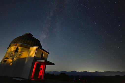 天文台と満天の星空 天文台と満天の星空 天文台,星空,天の川の写真素材