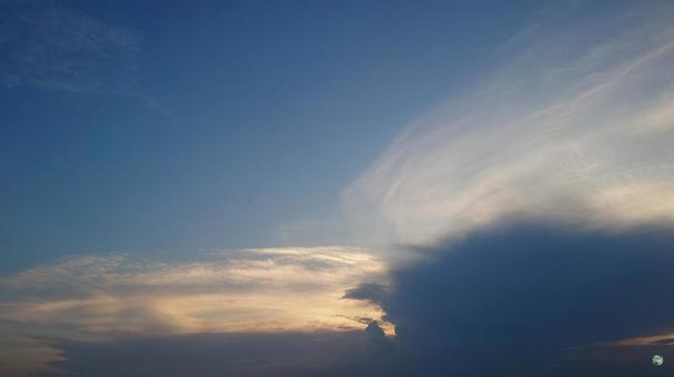夕暮れと雨雲 夕暮れと雨雲の写真